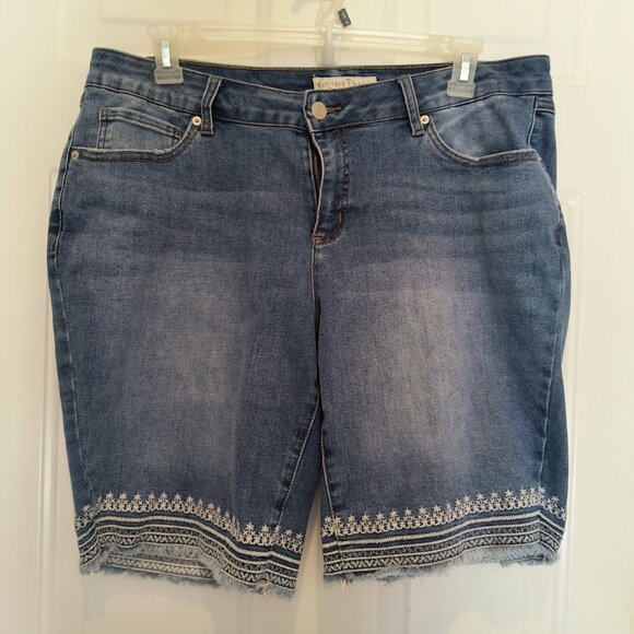 Cato Mid-rise 16W Jean Shorts with Embroidered hem LNC - Picture 1 of 5